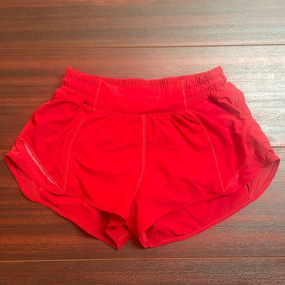 Lululemon 2.5" hotty hot low rise shorts